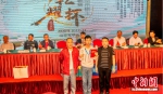 江苏乾耀实业董事长林炳光(左)、总经理李德怀为冠军万科颁奖。 范素丽 摄 - 江苏新闻网