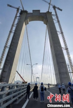 11日，中新网记者登上五峰山长江大桥公路桥的桥面。　朱晓颖 摄 - 江苏新闻网
