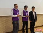 纪念馆为新加入的志愿者颁发“上岗证”。纪念馆供图 - 江苏新闻网