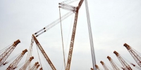 四千吨级履带起重机总高135米、总重4600吨，与普通起重机形成鲜明对比。　朱志庚　摄 - 江苏新闻网