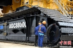 工人们在交付前对庞大的四千吨级履带起重机再检测。　朱志庚 摄 - 江苏新闻网