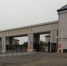 14日，江苏师范大学科文学院潘安湖校区，学校大门紧闭，鲜有车辆人员通过。　朱志庚　摄 - 江苏新闻网