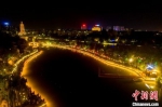 14日晚，千年凤城河河面，被夜钓者点亮。　汤德宏　摄 - 江苏新闻网