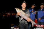 参赛选手展示钓的大鱼。　汤德宏 摄 - 江苏新闻网