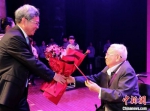 胡福明获颁南京大学哲学系“最高贡献奖”。　佘治骏 摄 - 江苏新闻网