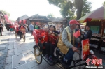 12位百岁老人逛古街迎重阳。　孟德龙 摄 - 江苏新闻网
