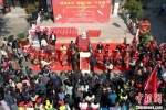 向百岁寿星进行集体祝寿。　施华健 摄 - 江苏新闻网