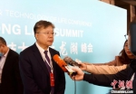 中国工程院院士李校堃接受媒体采访。　朱志庚 摄 - 江苏新闻网