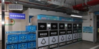 生活垃圾强制分类首日，垃圾分类箱已经在南京市大部分小区陆续“上岗”。　肖日东 摄 - 江苏新闻网