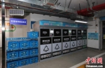 生活垃圾强制分类首日，垃圾分类箱已经在南京市大部分小区陆续“上岗”。　肖日东 摄 - 江苏新闻网