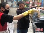 督导员协助居民正确分类倾倒垃圾。　南京市城管局供图 - 江苏新闻网