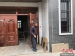 孙金红老人正在门前收拾什件。　于从文 摄 - 江苏新闻网
