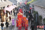 扬州6对新人骑马坐轿拜堂成亲，再现古代盐商婚礼大典。　孟德龙　摄 - 江苏新闻网
