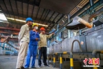 电力工程技术人员在铸造企业调研。渠翔运 摄 - 江苏新闻网