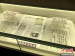 陈瑞农将自己与钱钟书的往来信件捐赠给钱钟书故居。　孙权 摄 - 江苏新闻网