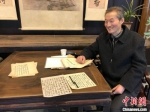 张大年出示了自己与钱钟书的往来信件。　孙权 摄 - 江苏新闻网