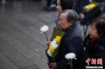南京大屠杀幸存者夏淑琴蹒跚老迈的身影，几成每年家祭活动的“标志”。　泱波 摄 - 江苏新闻网