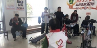 北濠东村“残疾人之家”活动室里，几位残障人士在志愿者帮助下，在各种健身器材上做着康复训练。　于从文　摄 - 江苏新闻网