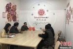 “有事好商量”东村议事厅里，五位社区居民围坐在方桌前议事。　于从文 摄 - 江苏新闻网