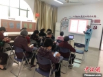 北濠东村一间活动室里，老年人在志愿者的指导下，学着操作智能手机。　于从文 摄 - 江苏新闻网