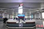 扬州东站大厅中央的服务台。　孟德龙 摄 - 江苏新闻网