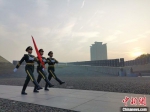 晨曦之中，衣装齐整、身肩旗帜的仪仗队精神抖擞，踏着正步走向集会广场中央。　葛勇　摄 - 江苏新闻网
