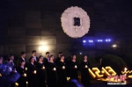 12月13日是第七个南京大屠杀死难者国家公祭日。当晚，“烛光祭·国际和平集会”在侵华日军南京大屠杀遇难同胞纪念馆举行。各界人士手捧烛台，告慰逝者、祈愿和平。 中新社记者 泱波 摄 - 江苏新闻网