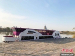 12月17日，一艘“水上观光巴士”停靠在运河三湾生态文化公园码头。　崔佳明　摄 - 江苏新闻网