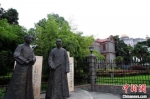 南通博物苑濠河边的张謇和梅兰芳(左)塑像。　许丛军 摄 - 江苏新闻网
