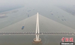 随着这条世界级轻型钢混结构斜拉桥的投入使用，长江南京段将新添一条24小时免费的快速通道。　泱波　摄 - 江苏新闻网