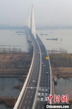 24日，南京江心洲长江大桥(南京长江五桥)正式开通。　泱波 摄 - 江苏新闻网