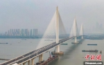 作为长江中下游江面上“年龄”也是最“轻”的一座桥梁，南京长江五桥具有项目技术创新多，施工工艺复杂、工程管理要求高等特点。 　　　泱波 摄 - 江苏新闻网