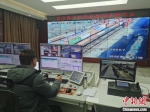 连云港中哈物流基地信息中心里，工作人员正远程操控着龙门吊。　钟升　摄 - 江苏新闻网