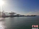 今年1至11月份，连云港港口克服疫情的不利影响，完成货物吞吐量2.34亿吨，同比增长4.22%，其中外贸吞吐量完成1.23亿吨，同比增长3.63%。　钟升 摄 - 江苏新闻网