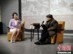 86岁的曹晋杰老人讲述城市变迁历史。　顾名筛 摄 - 江苏新闻网