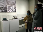市民参观老物件。　顾名筛 摄 - 江苏新闻网