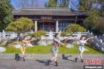 瘦西湖畔，扬州美女上演精彩舞蹈《国潮》。　吴江涛 摄 - 江苏新闻网
