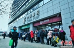 南京市民在排队购买生肖邮票。　江三敏　摄 - 江苏新闻网