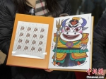 工作人员展示《辛丑年》特种邮票。　徐珊珊 摄 - 江苏新闻网