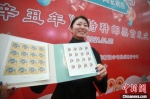 扬州邮政工作人员展示《辛丑年》特种邮票。　孟德龙 摄 - 江苏新闻网