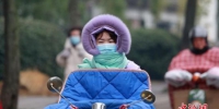 2021年1月5日，是小寒节气，受强冷空气影响，江苏省扬州市气温骤降，最低气温降至零下3摄氏度，市民纷纷“全副武装”抵御寒冷。 图片来源：视觉中国 - 江苏新闻网