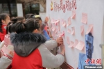 周恩来红军小学开展纪念周恩来总理逝世45周年系列活动。　李坤　摄 - 江苏新闻网