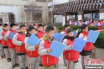 周恩来红军小学开展纪念周恩来总理逝世45周年系列活动。　李坤 摄 - 江苏新闻网