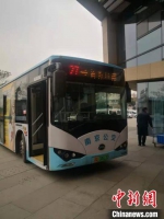 乘客突发脑梗，南京一公交车“化身”救护车紧急送医。　钱媛　摄 - 江苏新闻网
