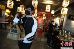 南京市鼓励民众今年年夜饭在家吃。　泱波 摄 - 江苏新闻网