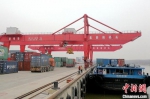 京杭运河徐州国际集装箱码头忙碌的景象。 (资料图) 朱志庚 摄 - 江苏新闻网