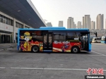 喷涂着安徽宿州旅游广告的公交车正要从徐州淮西客运站发车驶往宿州。(资料图) 钟升 摄 - 江苏新闻网