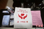 扬州一社区向“就地过年”人员发放爱心防疫礼包。　董辉 摄 - 江苏新闻网