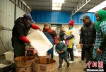 村民将米粉装蒸桶。　汤德宏 摄 - 江苏新闻网
