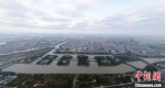 据江苏省水文水资源勘测局扬州分局发布的2020年1-12月扬州市南水北调主干线水功能区水质监测报告显示，“源头”取水口水质全面转好，其中Ⅱ类水占比已达到90%以上。　孟德龙 摄 - 江苏新闻网